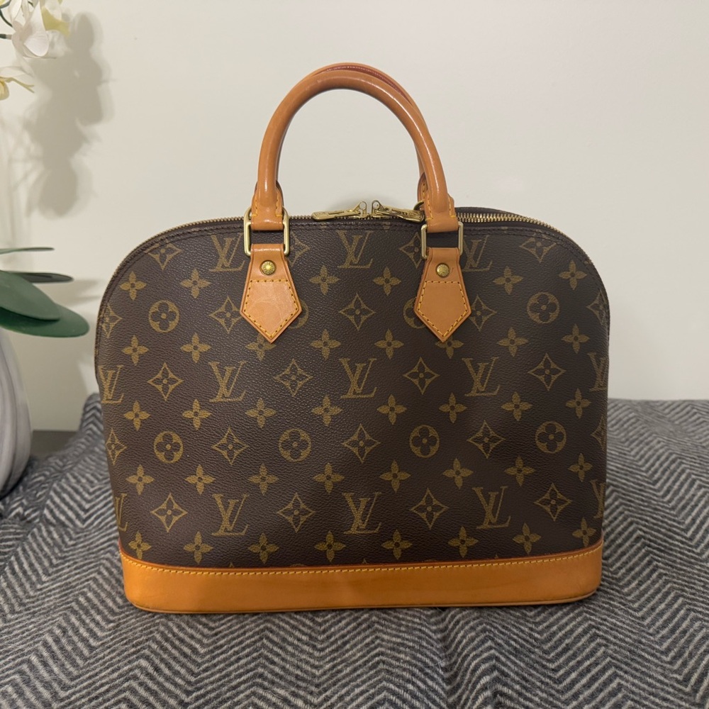 Authenticated Louis Vuitton Monogram Alma PM